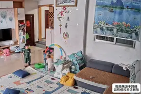 2岁半的哥哥照顾6个月妹妹，把妹妹抱到安全地方，给妹妹竖大拇指视频封面