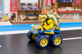 儿童喜欢的卡通公仔迷你小赛车玩具车在木制轨道上滑行进入纸箱视频封面