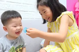 韩国宝蓝帮忙照顾邻居家宝宝，体验一日小大人，既累又好玩！