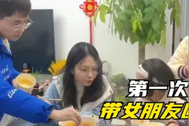 弟弟第一次带女朋友回家，家人的笑意溢出屏幕，看得出来是真开心视频封面