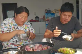 暴饮暴食，体重飞速增长，感觉抑郁了，心理承受不住了，越胖越吃视频封面