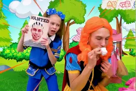 外国小女孩和哥哥玩扮演角色游戏，挑战警察抓小偷