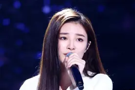 姚晓棠唱《酸酸甜甜就是我》太甜了，张含韵都自叹不如，甜到发齁