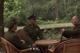 解放：传奇特工郭汝瑰转行当军长，老蒋竟然还对他深信不疑！视频封面