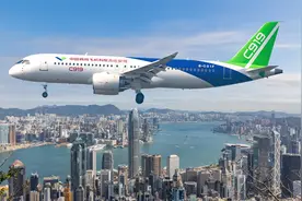 国产大飞机C919香港超低空飞行展示 翱翔维港高楼大厦间视频封面