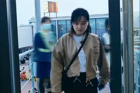贾玲做引体向上练腹肌，瘦身后最真实状态曝光，腹部皮肤松弛下垂