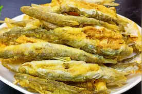 炸小鱼，到底用面粉还是淀粉？教你饭店做法，金黄酥脆凉了不回软视频封面