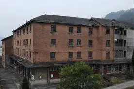 贵州都匀506厂，风光已不再，只剩下这片红砖建筑群视频封面