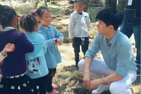 张杰谢娜带孩子到游乐场游玩，3个女儿活泼可爱，一家人其乐融融