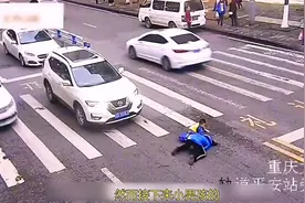母子俩过斑马线被撞，小男孩为保护妈妈，竟起身怒踹小轿车理论！视频封面