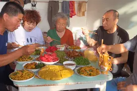 两口子给双方父母准备啥礼物？两个老爸最高兴，婆婆还喝了口白酒