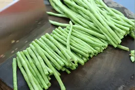 客家豆角经典吃法，一道孩子都抢着吃的家常菜，翠绿爽口入味好吃视频封面