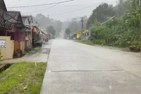 印尼村庄遭遇特大暴雨和超强闪电|适合学习、睡眠和放松的雨声