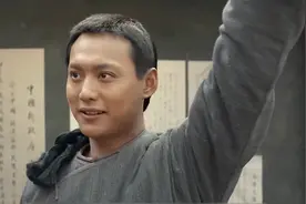 十七岁的毛润之带头剪掉长辫，走向崭新的时代！