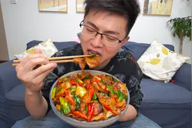一块猪肉一把蒜苗，做个嗷嗷辣的回锅肉盖饭，巨香巨过瘾
