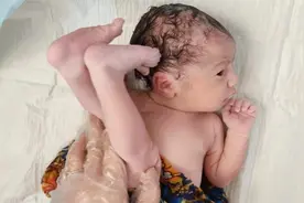真逗！臀位新生儿，一压回肚子里的姿势，立马安静，屡试不爽！视频封面