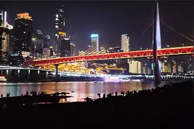 江北嘴江滩公园90%以上是青年游客，主要是观看夜景和摄影。视频封面