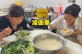 天热就爱吃点凉面条，老妈去菜园摘点黄瓜当配菜，盛一大碗吃着美视频封面