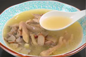炖鸡汤最简单滋补的做法，教你煲汤的一个技巧，鸡肉软烂汤浓味美视频封面