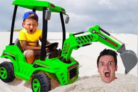 搞笑萌娃：塞尼亚驾驶挖掘机玩具在沙滩上玩耍，惊悚的一幕发生了视频封面