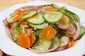 国外朋友教的用一根黄瓜和一根胡萝卜做超级简单快速的减脂晚餐视频封面