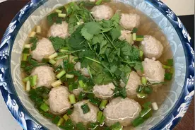 白水肉丸子汤好吃有诀窍，教你酒店配方秘诀，鲜嫩多汁Q弹还好吃视频封面