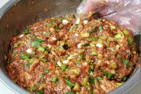 猪肉大葱小笼包子馅，调馅秘诀酒店配方全公开，馅香味美鲜嫩多汁视频封面