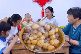 新鲜小土豆这样做，米饭多吃一碗，大人小孩爱吃