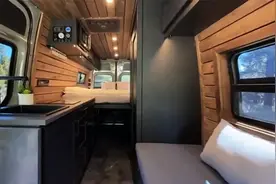 很赞的房车结构布局，内装简洁大气，奔驰底盘的四驱越野B型房车视频封面