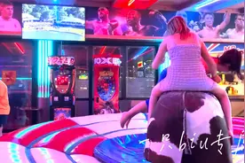 两位绝色性感美女玩转斗牛视频封面