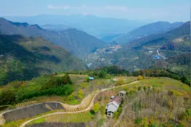 海拔1500，房间多地势平坦，通水电网络，养老避暑首选，六个可出