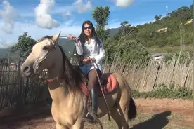 美洲女王郊区乡镇骑大马，镜头录制视频封面