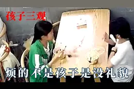 我们讨厌的不是小孩子，而是没有礼貌的家伙，男孩驱赶老人坐秋千