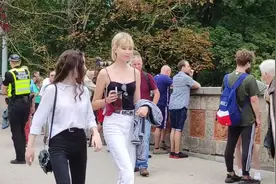 街拍性感美女17。拉脱维亚和立陶宛旅游实拍，海边性感美女晒太阳视频封面