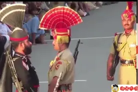 实拍印巴边界“斗气式”降旗仪式，两国民众对吼，比看戏还热闹！视频封面