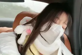 美女在车上开始犯困了