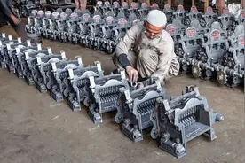 印度大型粉碎机制造过程，破铜烂铁手工铸造，电机加持万物皆可碎