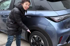2024款比亚迪海豚现场实拍，外观变化不大底盘升级四连杆真不错！视频封面