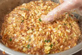 猪肉白菜饺子馅好吃有诀窍，教你饺子馆调馅秘诀，鲜嫩多汁又好吃