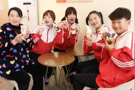 短剧：妈妈带伙伴们去吃冰淇淋，各种口味的冰淇淋冰冰凉真好吃！视频封面