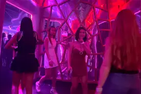 泰国芭堤雅夜生活场景。海滨路和步行街。这么多漂亮的女士!视频封面