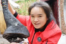 朋友送来6斤腊大腿炖两小时，瘦肉不柴肥肉不腻，熏香味浓浓