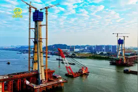 世界最大跨度无砟轨道斜拉桥广湛高铁佛山特大桥首片钢梁吊装完成视频封面