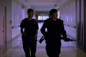 老实人狠起来到底有多可怕？持枪闯入校园变成屠宰场！电影解说视频封面