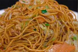 路边摊炒面只卖6元，每天就卖300份，大厨揭秘详细做法，先收藏了视频封面