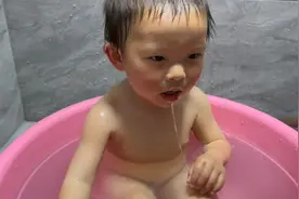 宝宝自己会洗澡啦，太逗了视频封面