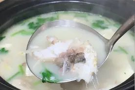 鱼头汤怎么炖才好喝？教你方法诀窍，汤色奶白跟牛奶一样，太鲜了
