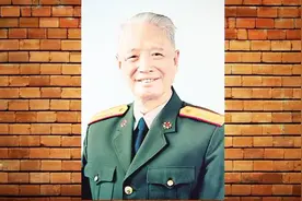 最后一位开国中将，101岁去世，4个儿子和女婿都是将军！视频封面