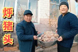 喷香哥跟着岳父学煮猪头，用白水煮肉味道真香，岳父说跟过年一样