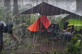 徒步野外遭遇狂风暴雨，电闪雷鸣让人猝不及防，手忙脚乱挖沟放水视频封面